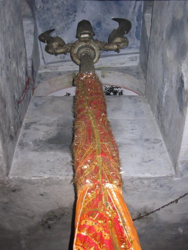 Šivův dlouhý trojzubec v chrámu Višwanatha v Uttarkáší