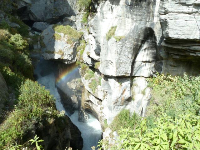 Řeka Saraswati vyvěrající ze skal